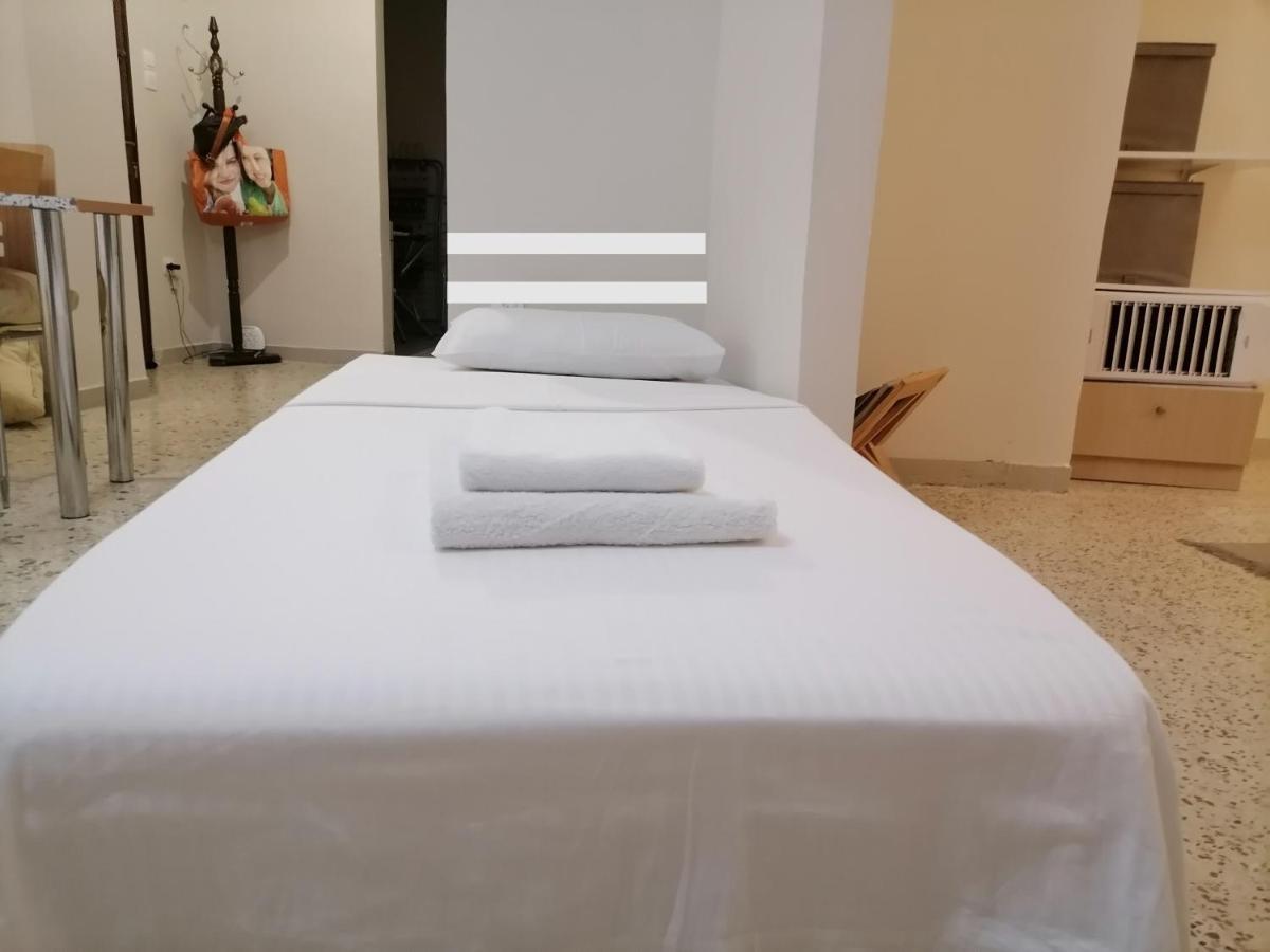 Filopappou Decent Apartment Atene Esterno foto