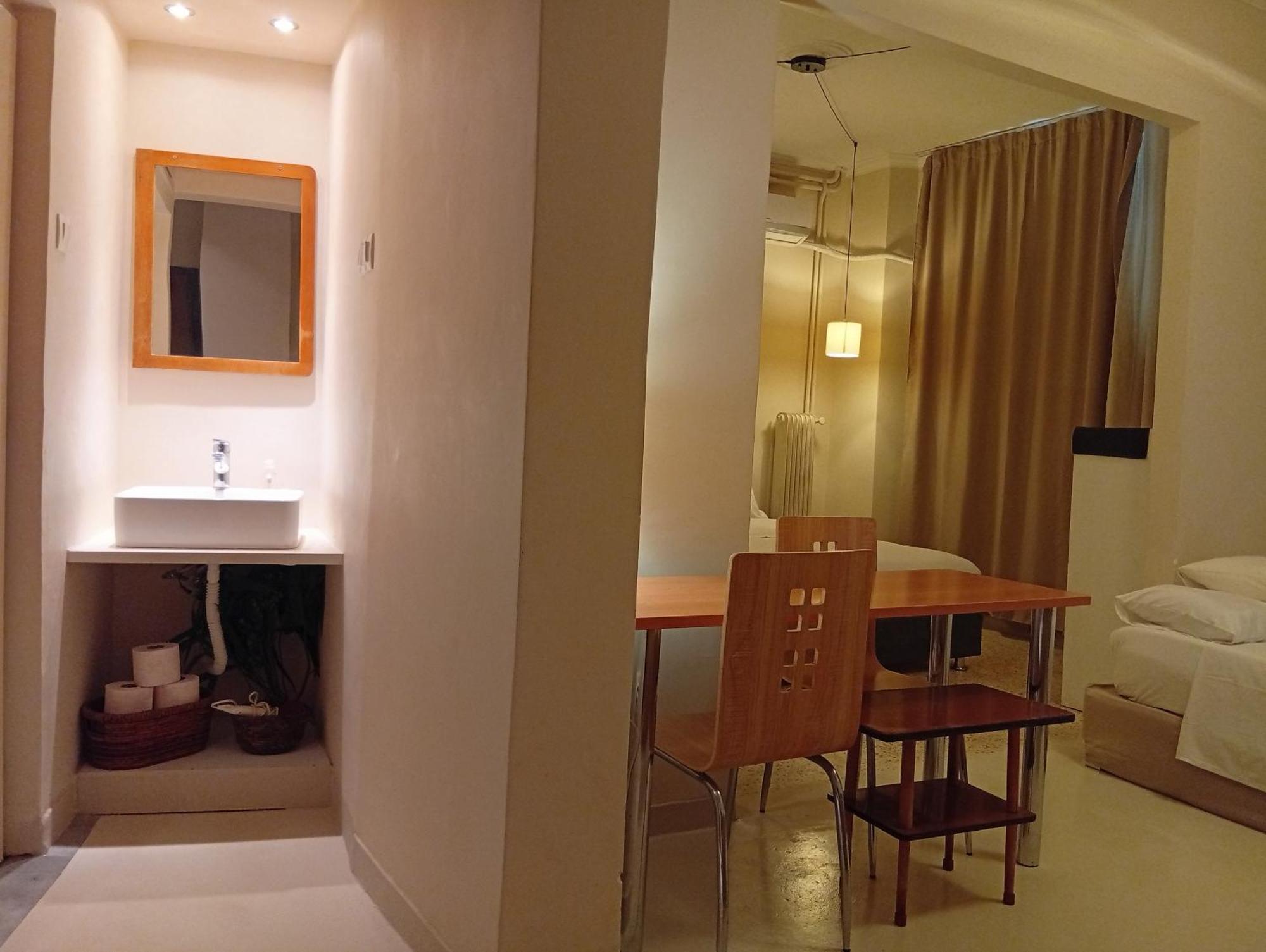 Filopappou Decent Apartment Atene Esterno foto